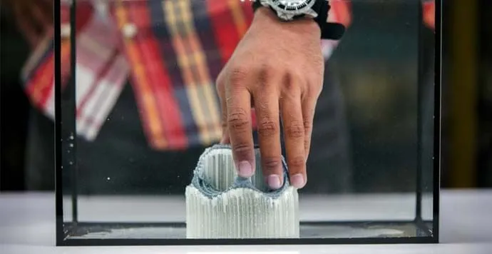 PVA filamenti çift baskı kafasına sahip bir 3D yazıcıda başka bir 3D yazıcı filamentiyle birlikte basıldığında harika bir destek malzemesi görevi görür.